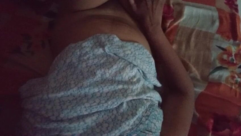 Anne White: Julia bloom si cewek semok latina lagi asik pamer tubuh...
