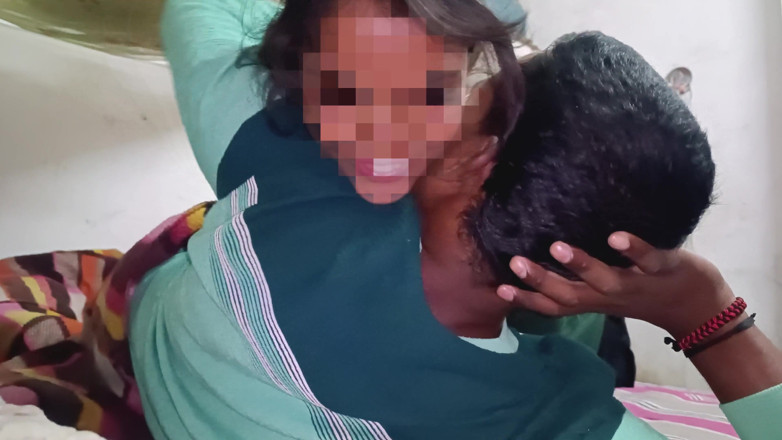 SanskariGirl1: Ragazza vergine nativa costretta ad avere rapporti sessuali e succhiata...