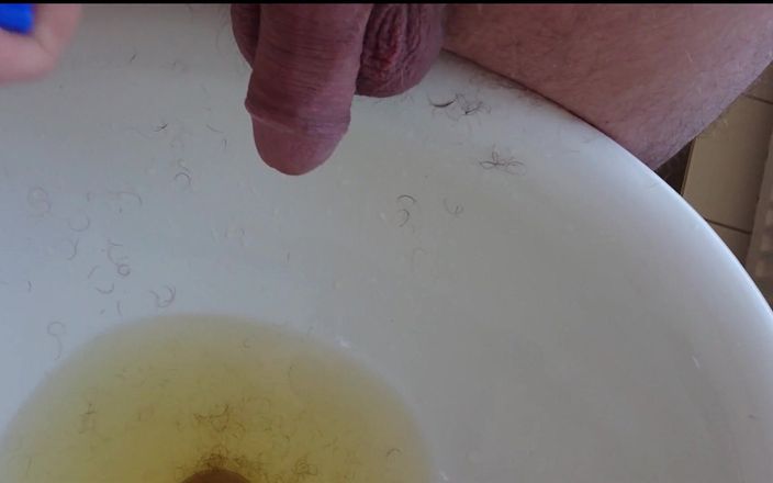 Carmen_Nylonjunge: Trim Pubic Hair with Piss