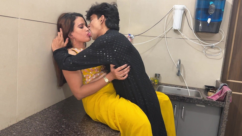 Next short: La belle femme cuisinait dans la cuisine quand le mari...