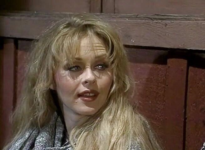 Lesbo Tube: 阴毛浓密的性感黑发女郎被舔舐并被指交