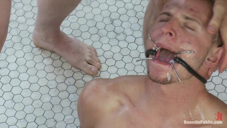 Bound in public: Korporacyjna cipa dostaje usta i tyłek naruszone przez tłum napaleńców