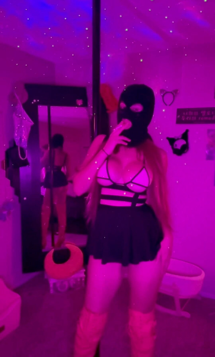 Artemisia Love: Artemisia senin için seksi kıyafet ve balaclava sigara içme seansı...