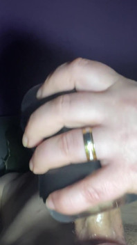 Jucărie sexuală și spermă pe o parte
