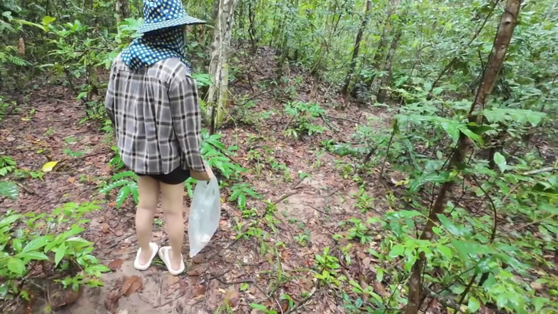 RealThaiSolo: Fată thailandeză plimbări și laudă despre culesul de ciuperci Oricum, pișare în...