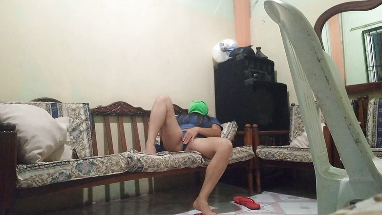 Martin13: गंदी नर्स अपने बॉस के ऑफिस में खुद को छूती है। वह सोफे पर सेक्स करने के बारे में कल्पना करती है