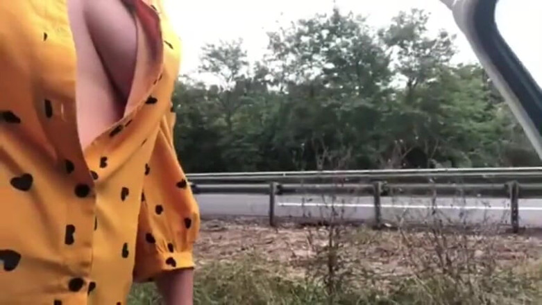 Loola et jim: I show my breasts by the side of the road