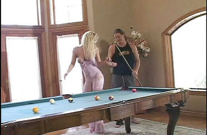 Cryptostudios: Blonde jonge vrouw met grote tieten wordt wild als haar...