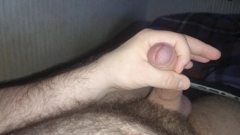 Uhri: Masturbare pe pat și ejaculare uriașă pe burta mea păroasă