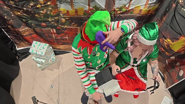 The Izars: 섹스 토이 선반의 음란한 엘프 3일차