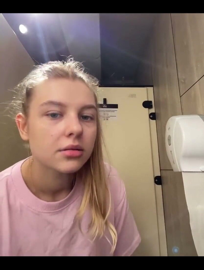 JuiceLussie: Ditalino anale 