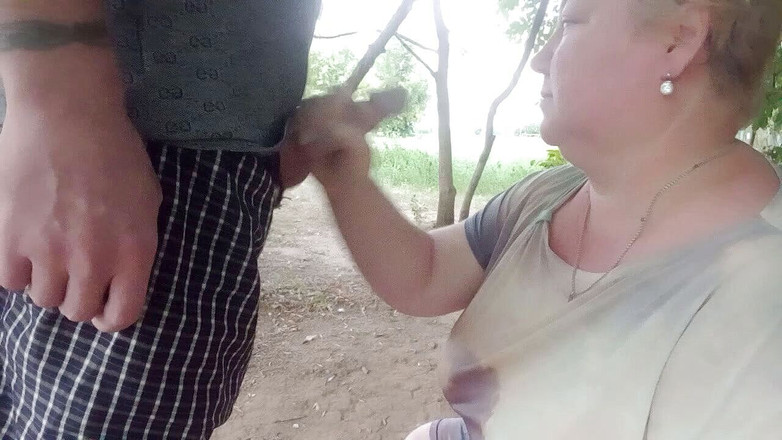 Zona901: Nach der arbeit wichst er meinen schwanz unter den bäumen