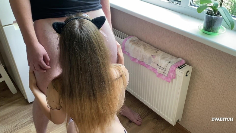 Dvabitch: Une étudiante amateur mignonne suce et éjacule dans sa chatte