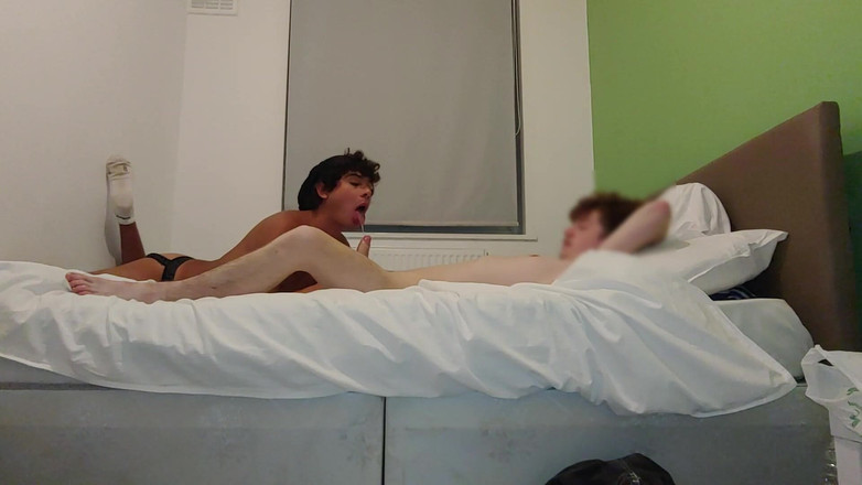 LeoTeenLatinos: ジンジャーの学生が私に精液をくれて、彼女のガールフレンド「バーティー」と別れる