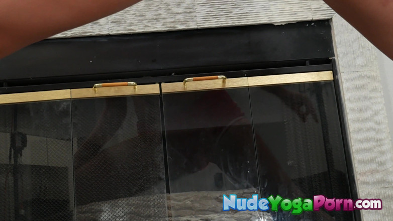 Nude Yoga Porn: Yoga emektarı Nicole Sage mastürbasyondan önce soyunuyor ve esnetiyor