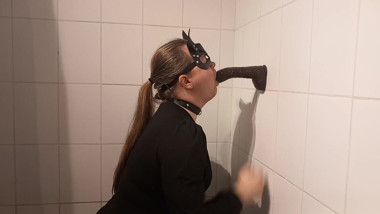 Elise Woods: Diz çöken kadın kılıklı büyük zenci yarağının tadını çıkarıyor