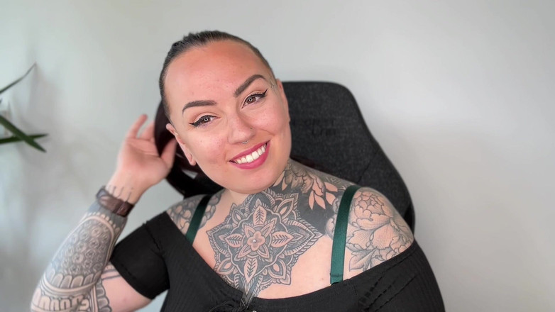 Miss Valentina: Soutien-gorge riche en culs de findom