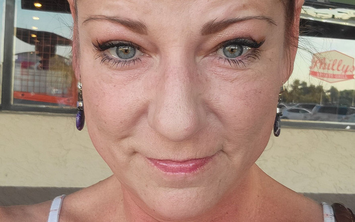 EliteLadyS: Bratty 美国熟女 Messy 假阳具淋浴玩