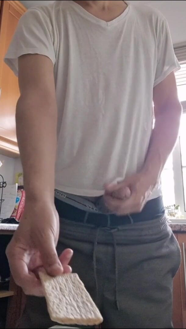 Rafael Torreano: キッチンでオナニーしながら精液を食べている