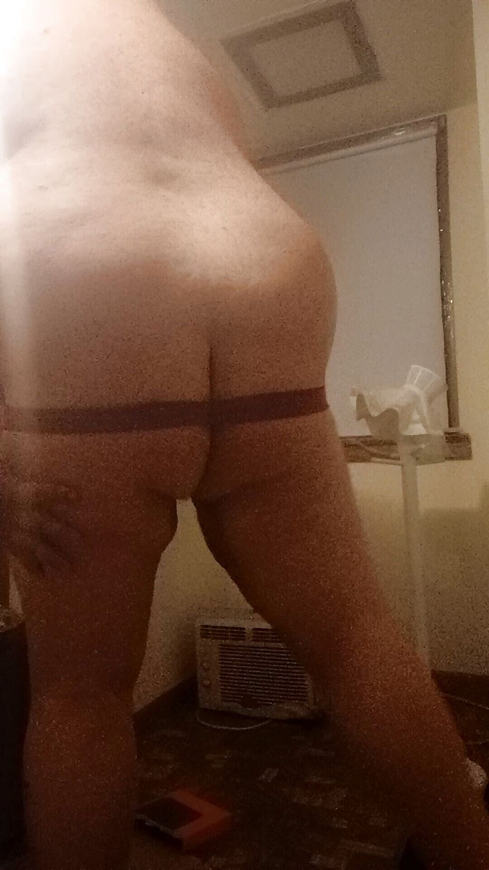 Mofo2121: Mofo2121 в трусиках грає з його насосом для члена і кільцями