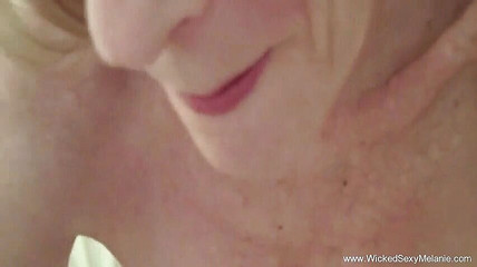 Wicked Sexy Melanie: Una signora bionda arrapata viene scopata e succhia il cazzo...