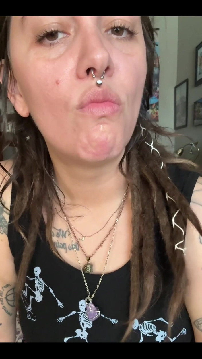 Chery Trees: Chupando humo y babeando