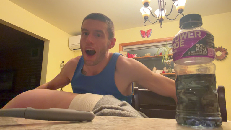 Alpha stud 4 u: Ohbíte Emo holku přes kuchyň. Stolička ve jasné vzdušné kuchyni...