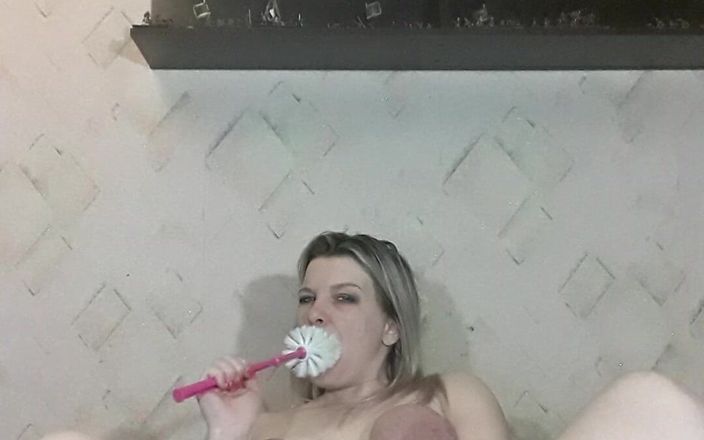 Dark Ilona: Щетка в туалете