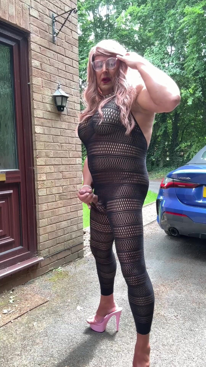 Kellycd2022: 穿着性感黑色紧身连衣裤和高跟鞋的性感 Crossdresser Kellycd2022