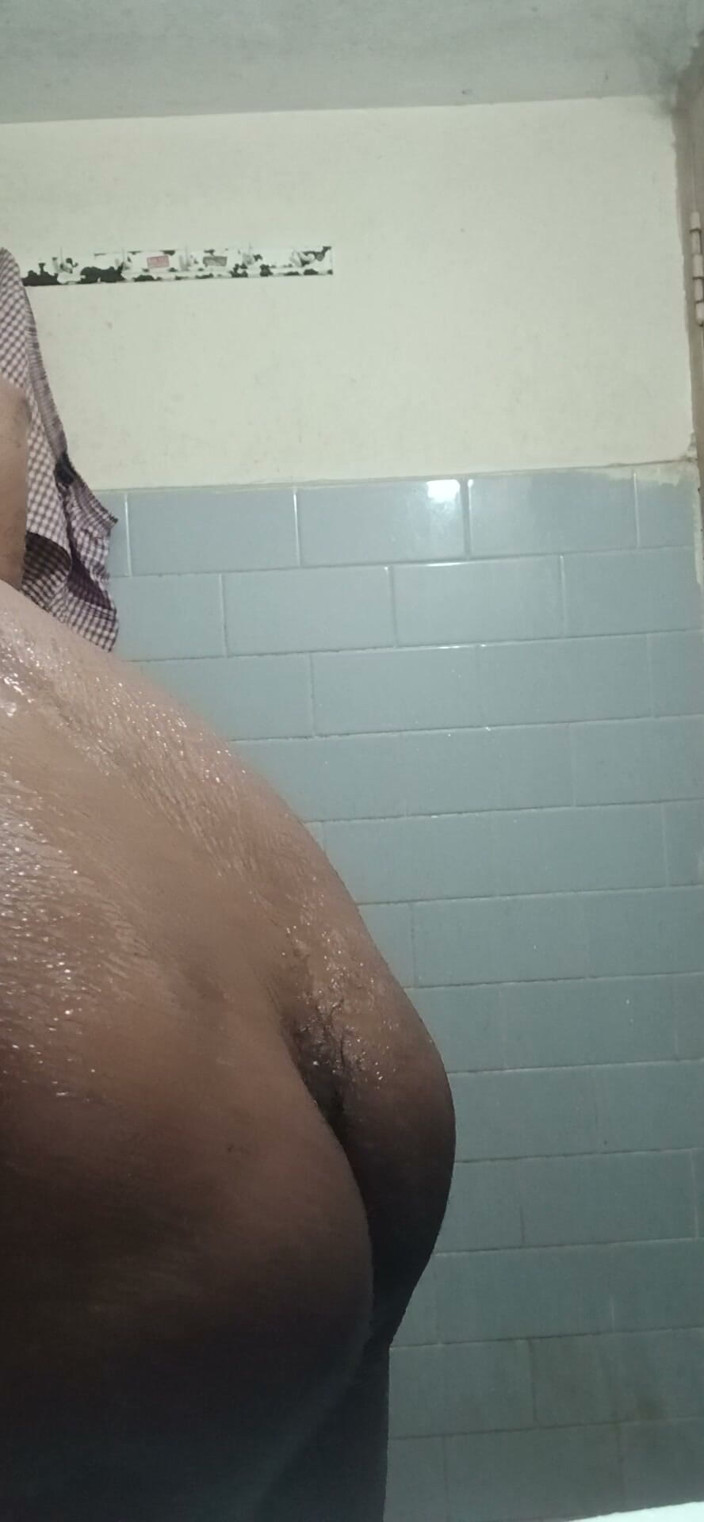 Baddiehotnew: Baño y show de culo