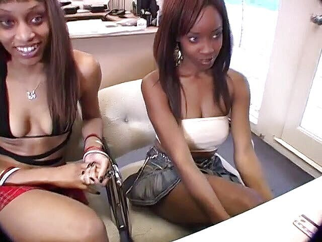 Hot Sex Party: Dvě hubené dívky si mohou sát ptáka do pusy