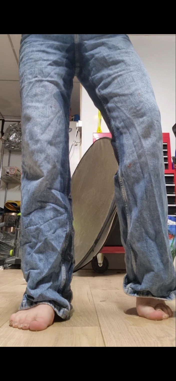 Lillia Cena: 尿在被子上，在垃圾桶里，穿着牛仔裤，在地板上 - 3个视频