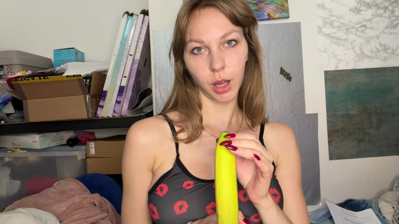SandraSugar: Banana Blowjob Pleasing the Banana