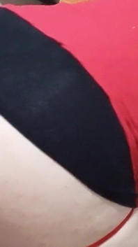 Mi sento una piccola troia calda a letto con la mia gonna corta.