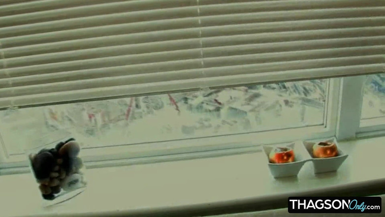 THAGSON ONLY: La bionda si fa un ditalino per un orgasmo esplosivo