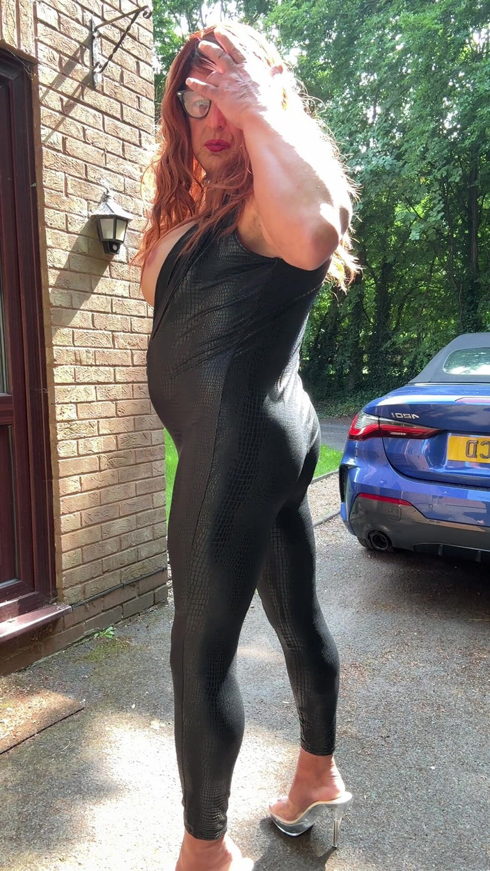 Kellycd2022: Travestit sexy Kellycd2022 în costum negru de pvc și tocuri