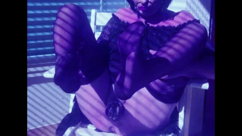 Andreina Naty: Bermain dengan stoking bergaya sepenuhnya