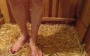 Lilly Disgrace: Sissy wichst in ihrem stall