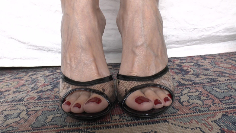 Lady Victoria Valente: Mature, Sexy Feet in Sexy High-heeled Mules