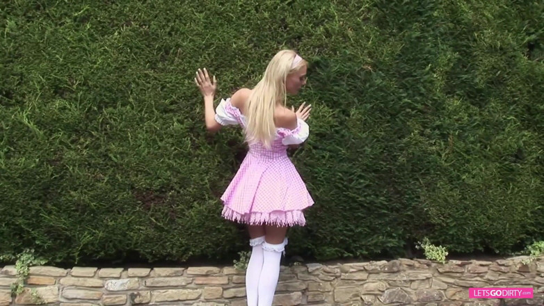 Onlyvids: Orgia cosplay rucha się z blond suką i brunetkami