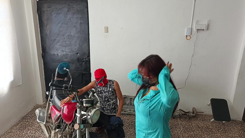 NEGRITA SEXY: Eu seduzo o vizinho enquanto ele poli sua motocicleta