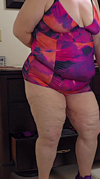 MILF berpantat besar dalam pakaian mini berkelip pantat gemuk