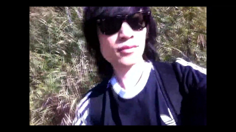 Jon Arteen: ジョン・アーティーンが外で小便をしている。ゲイのクルージングパークでいちゃつくイケメン。アディダススポーツウェアのセクシーなスリムボーイ