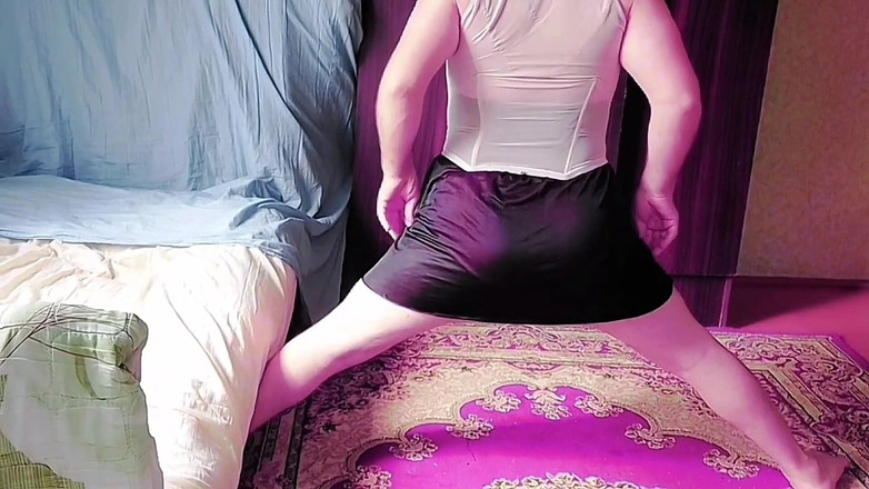 Kitty_Cross: Hermosa travesti haciendo contacto visual mientras se mueve lentamente