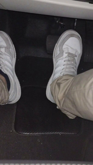 Tomas Styl: Meias no carro