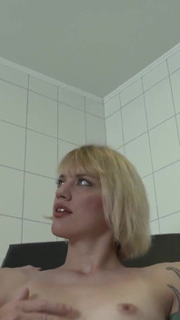 Blond tatuerad tjej älskar trekant knull
