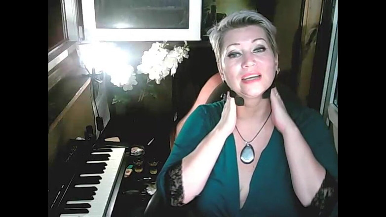 AimeeParadise: Mia moglie mi succhia le dita, io allarga le gambe...