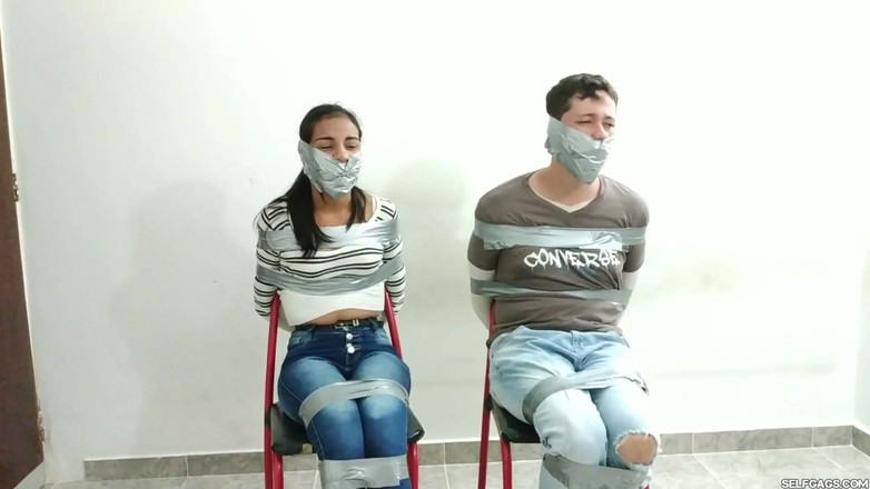 Selfgags femdom bondage: Verraden tienermeisje laat haar goederen nemen door een goedkope milf