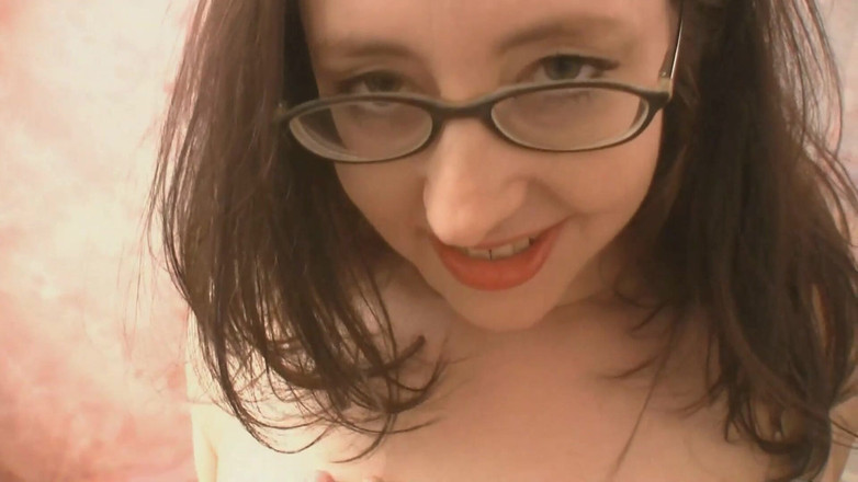 NASTY AMATEUR - Pornstar for a day: 我的继女总是想和我一起吮吸我的大鸡巴...她想要我拍摄她!!