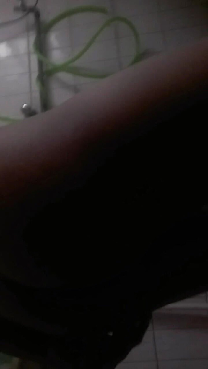 Bigfunn: 浴室で裸になり、太いパイプで彼女のお尻を犯した